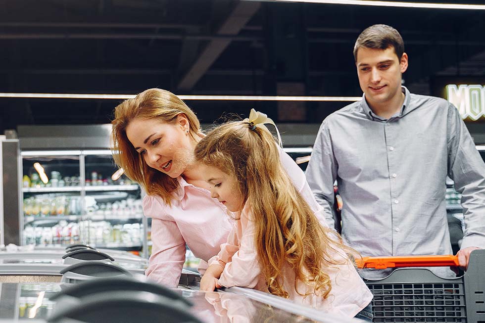 Familie kauft Lebensmittel ein