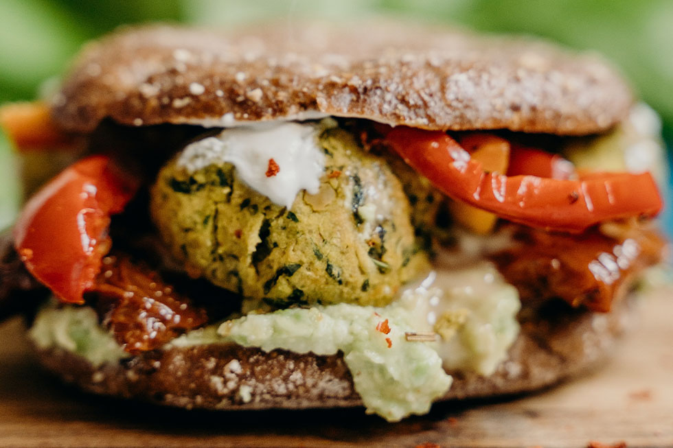 Veganes Pitabrot gefuellt mit Falafeln und Tomaten.