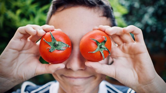 Junge mit Tomaten