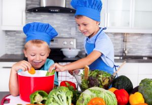 kinder-kochen-istock_000024059525-c-vitapix