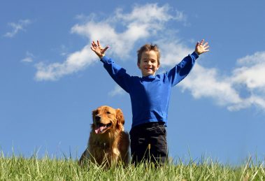 Junge mit Hund