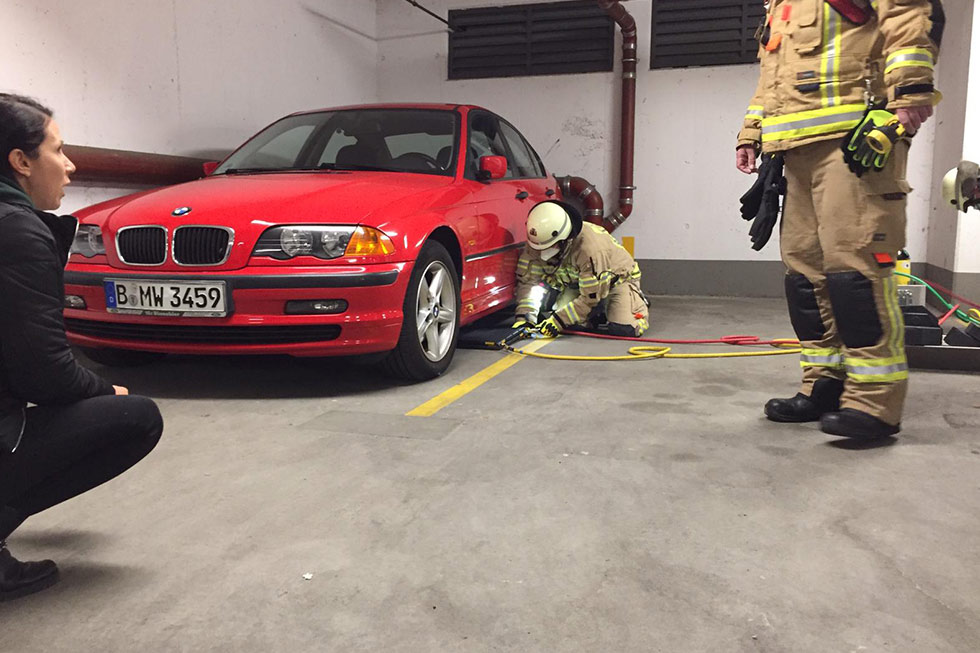 Feuerwehr wollen Kaninchen retten