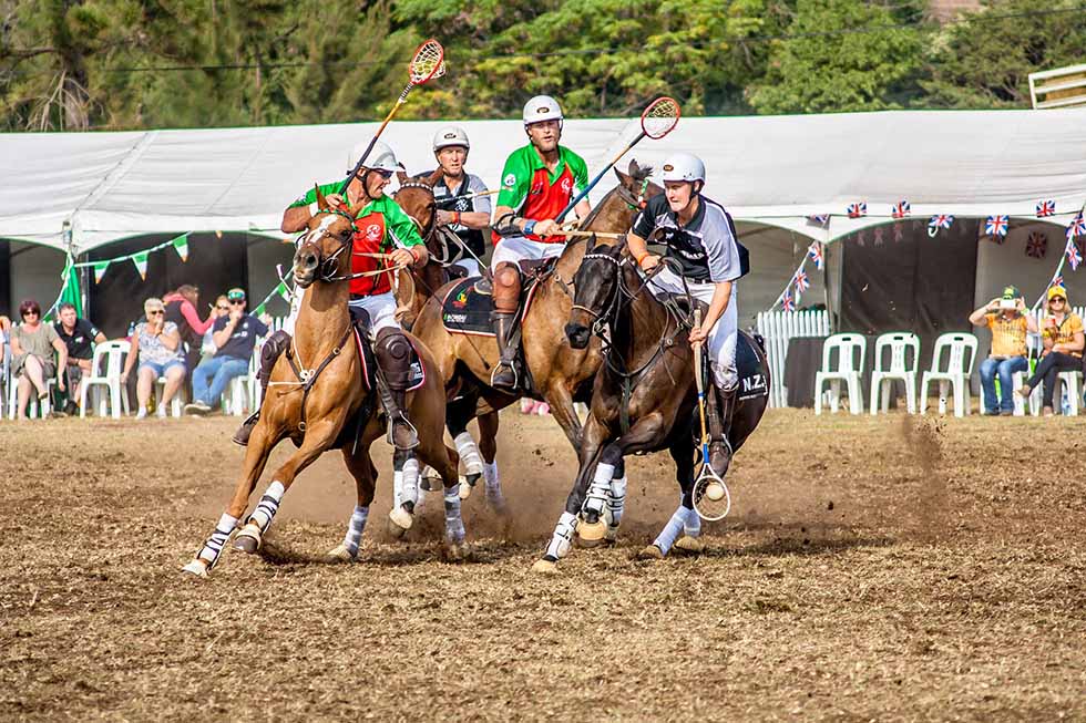 menschen reiten auf pferden und spielen