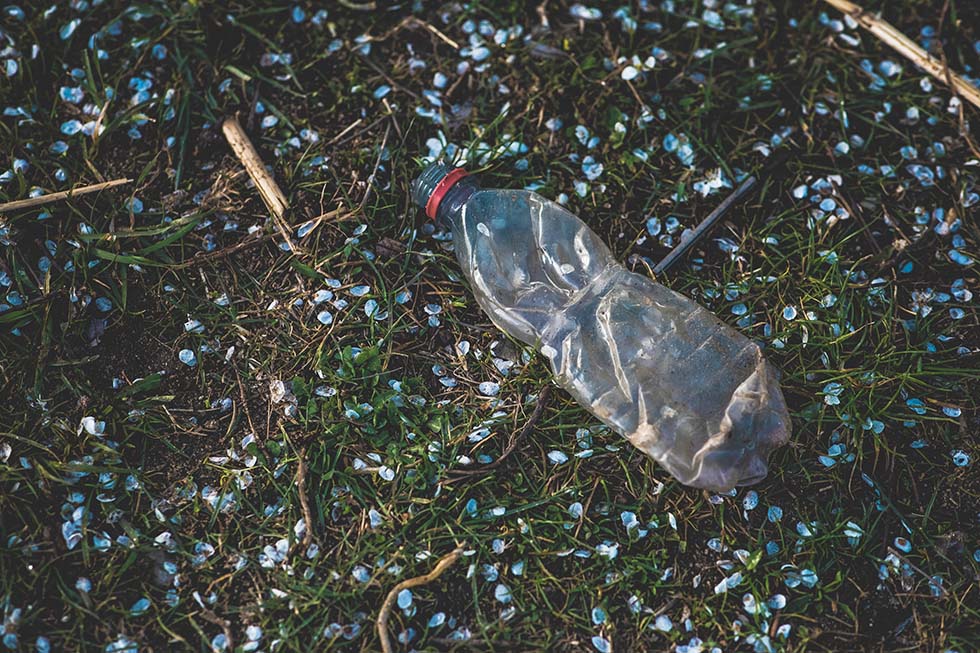 Leere Wasserflasche auf Boden