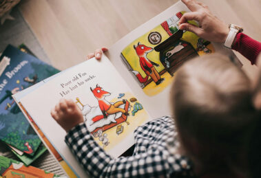 Kind ließt Buch
