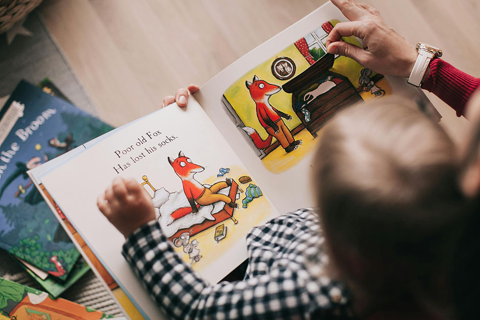 Kind ließt Buch