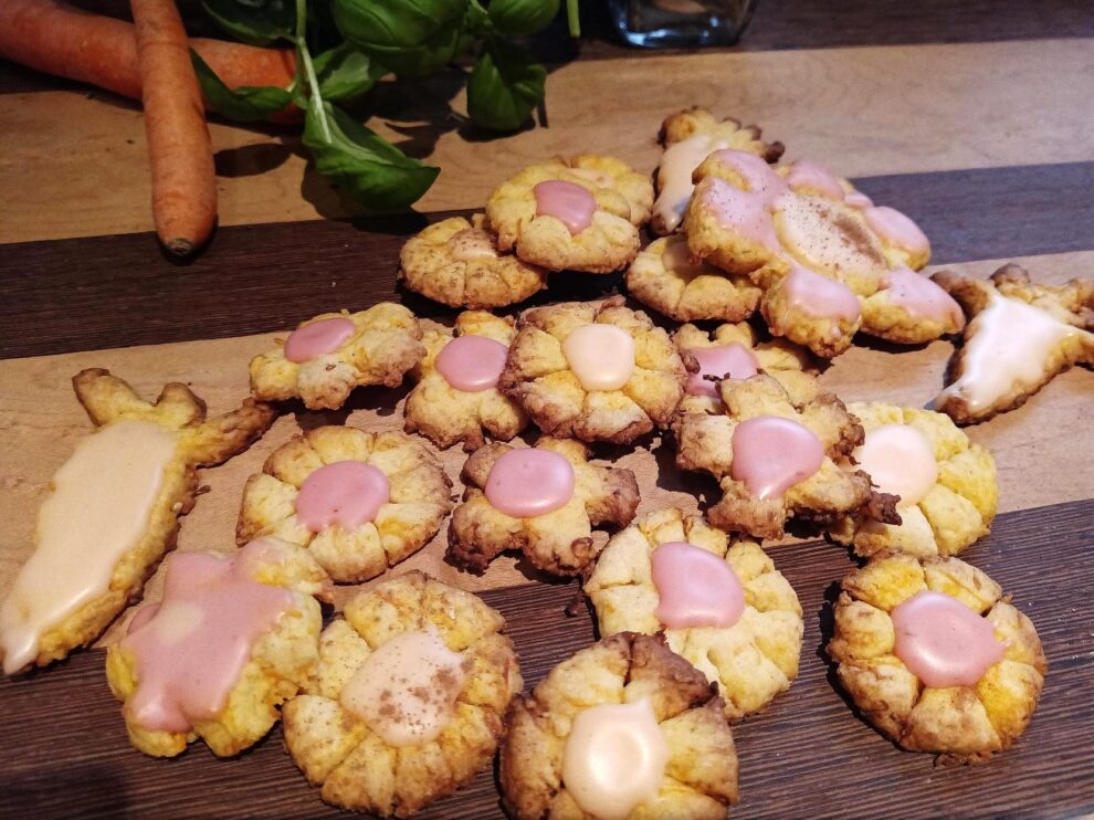 Karottenkekse in verschiedenen Formen, z.B. Karotten, Blümchen etc.
