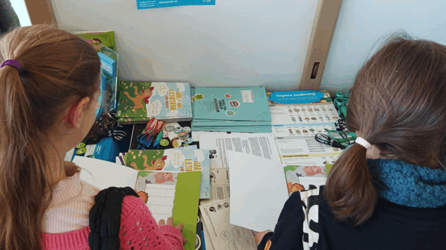 Kinder schauen sich Infomaterial von PETA-Kids an