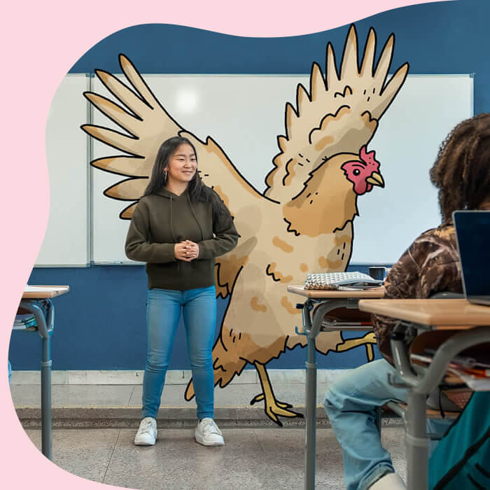 Ein Kind und ein riesiges illustriertes Huhn stehen im Klassenzimmer und halten einen Vortrag